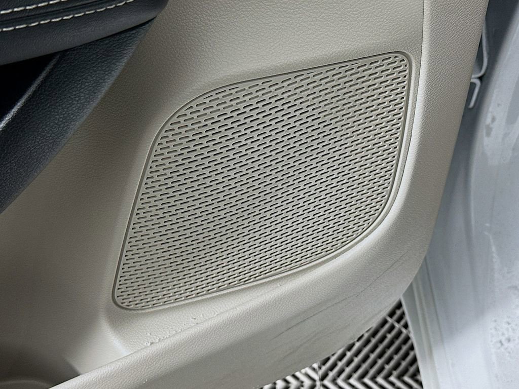 Certified 2024 Chrysler Pacifica Touring-L image 28