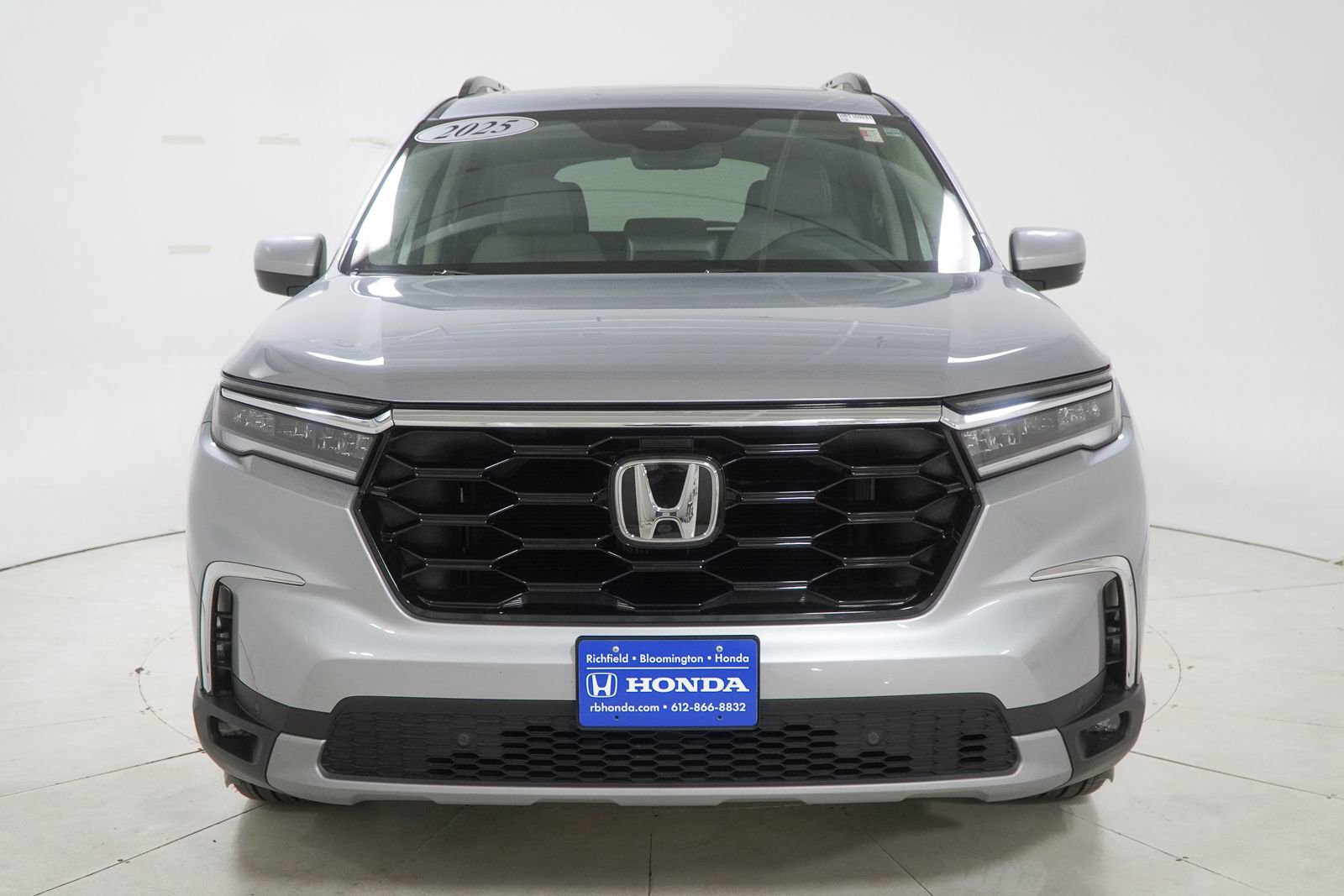 Certified 2025 Honda Pilot Touring image 3