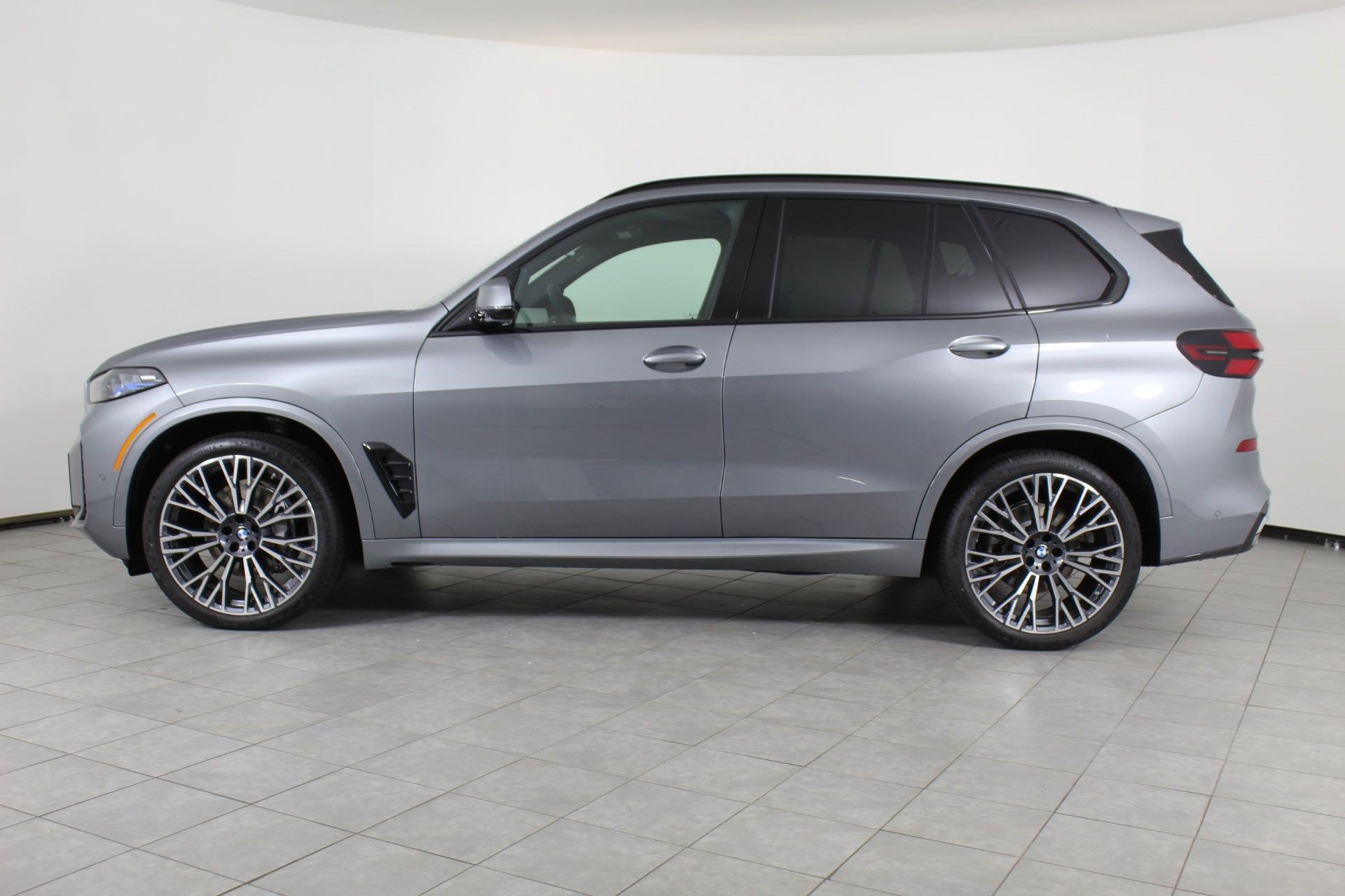 Used 2026 BMW X5 xDrive40i w/ M Sport Package AWD/4WD image 2