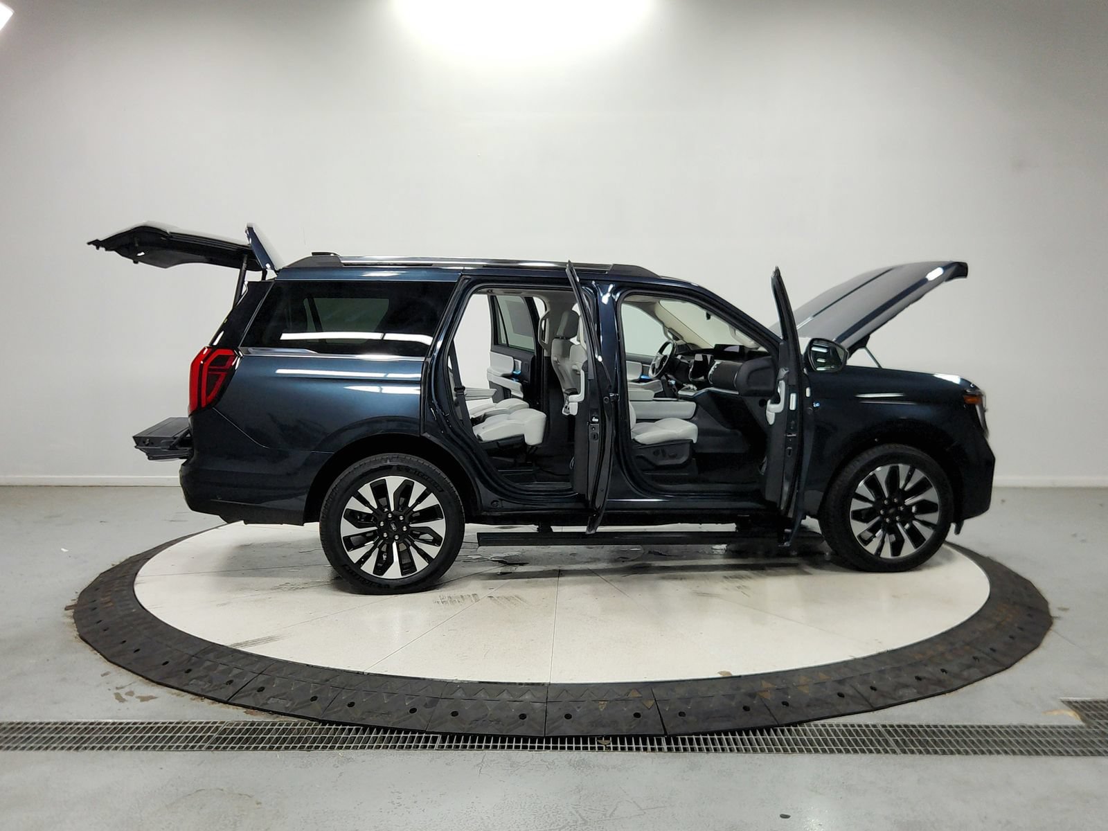 Used 2025 Ford Expedition Platinum w/ Driver's Package AWD/4WD image 17