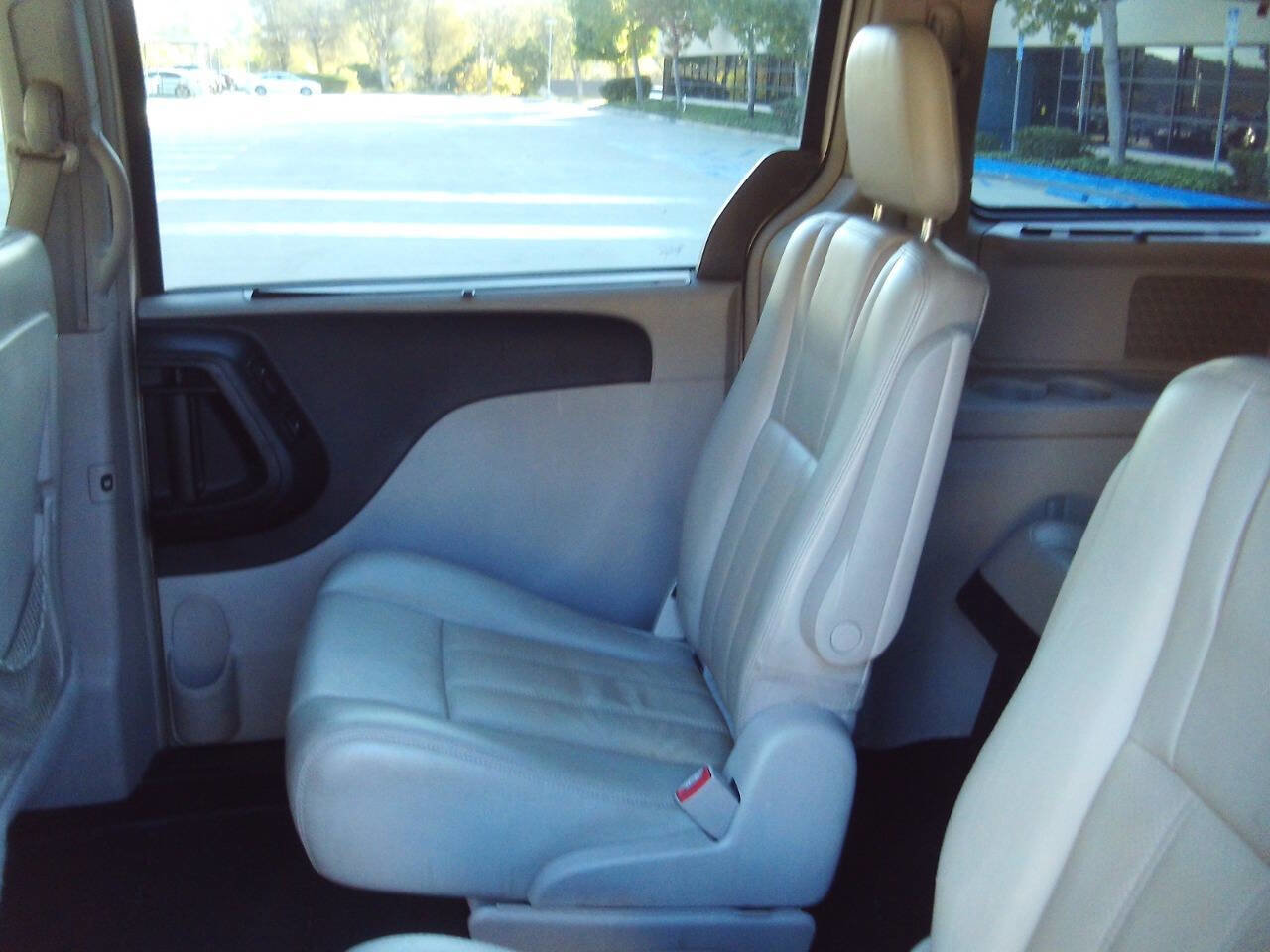Used 2012 Chrysler Town & Country Touring-L w/ Entertainment Group #2 image 16