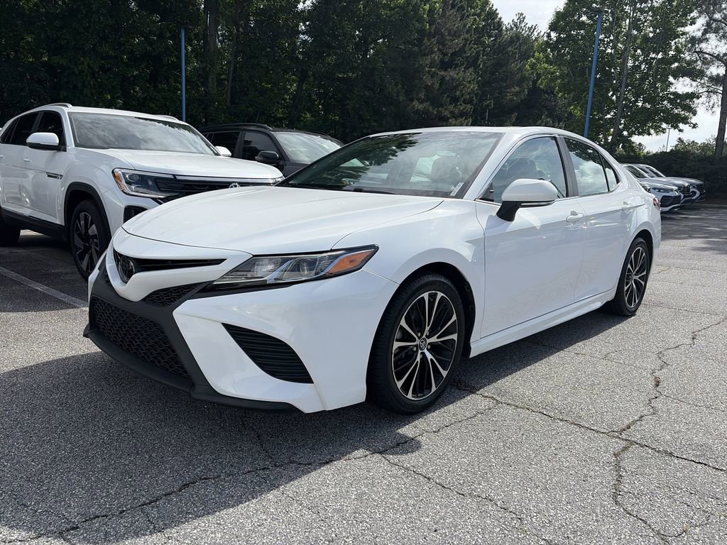 Used 2018 Toyota Camry SE w/ Moonroof Package FWD video 1