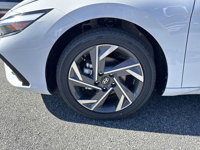 Certified 2025 Hyundai Elantra SEL image 11