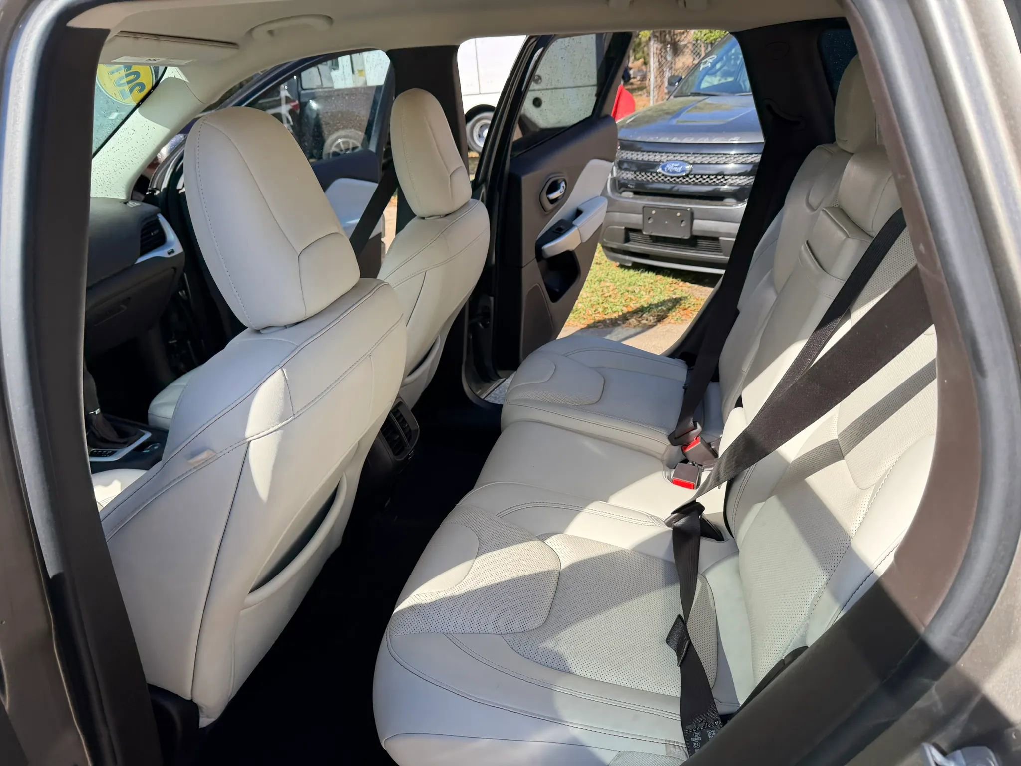 Used 2016 Jeep Cherokee Overland w/ Technology Group image 13