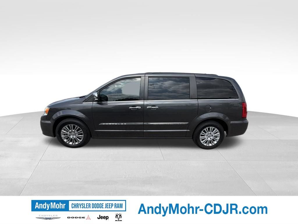 Used 2016 Chrysler Town & Country Touring-L w/ Driver Convenience Group FWD image 4