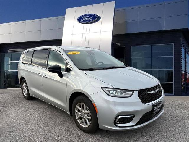 Used 2024 Chrysler Pacifica Touring-L