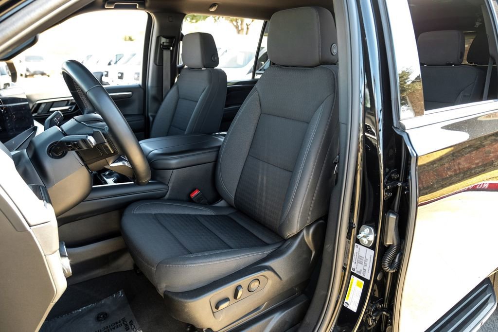 Used 2025 Chevrolet Suburban LS image 31