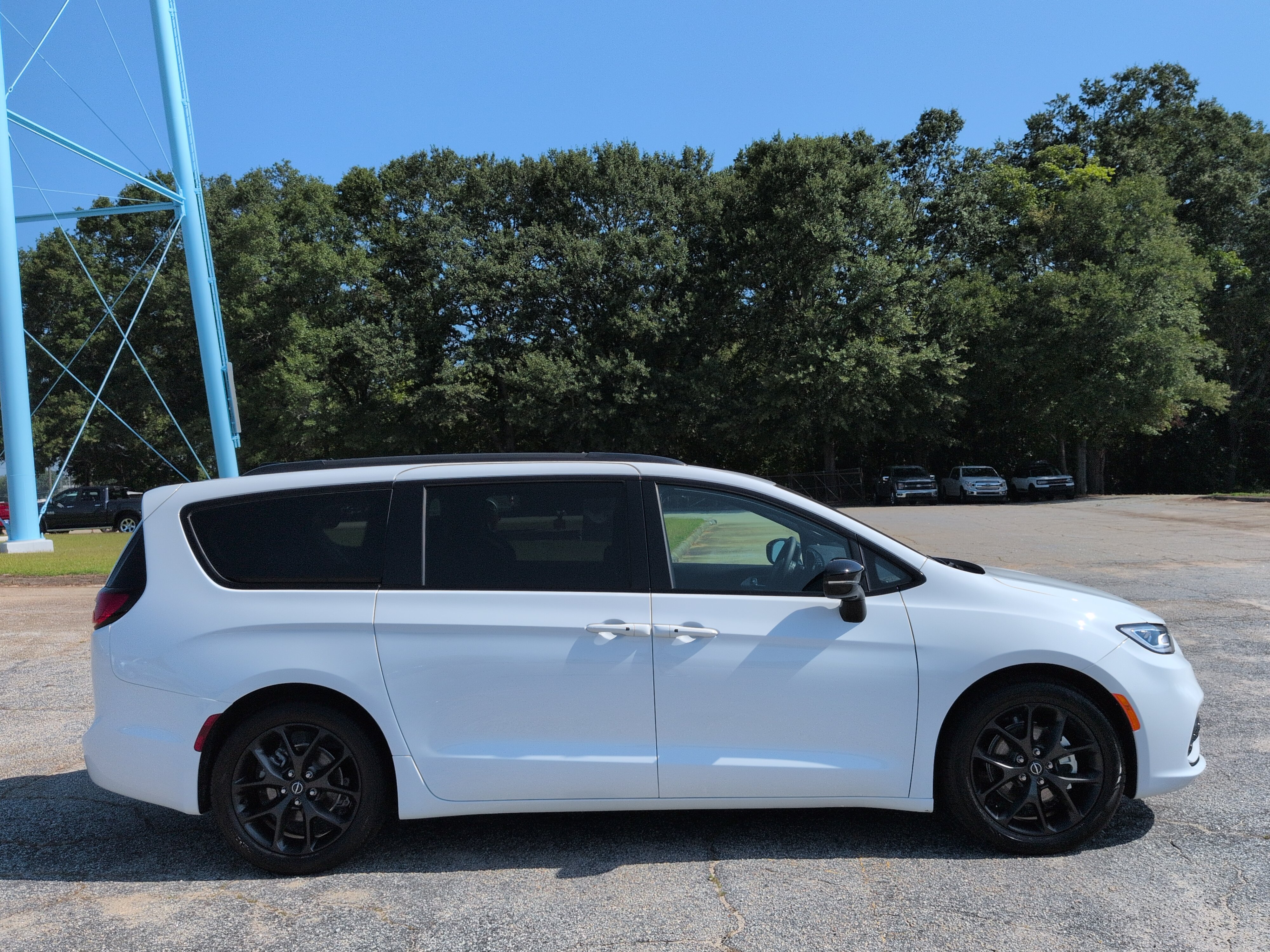 Used 2025 Chrysler Pacifica Limited FWD video 2