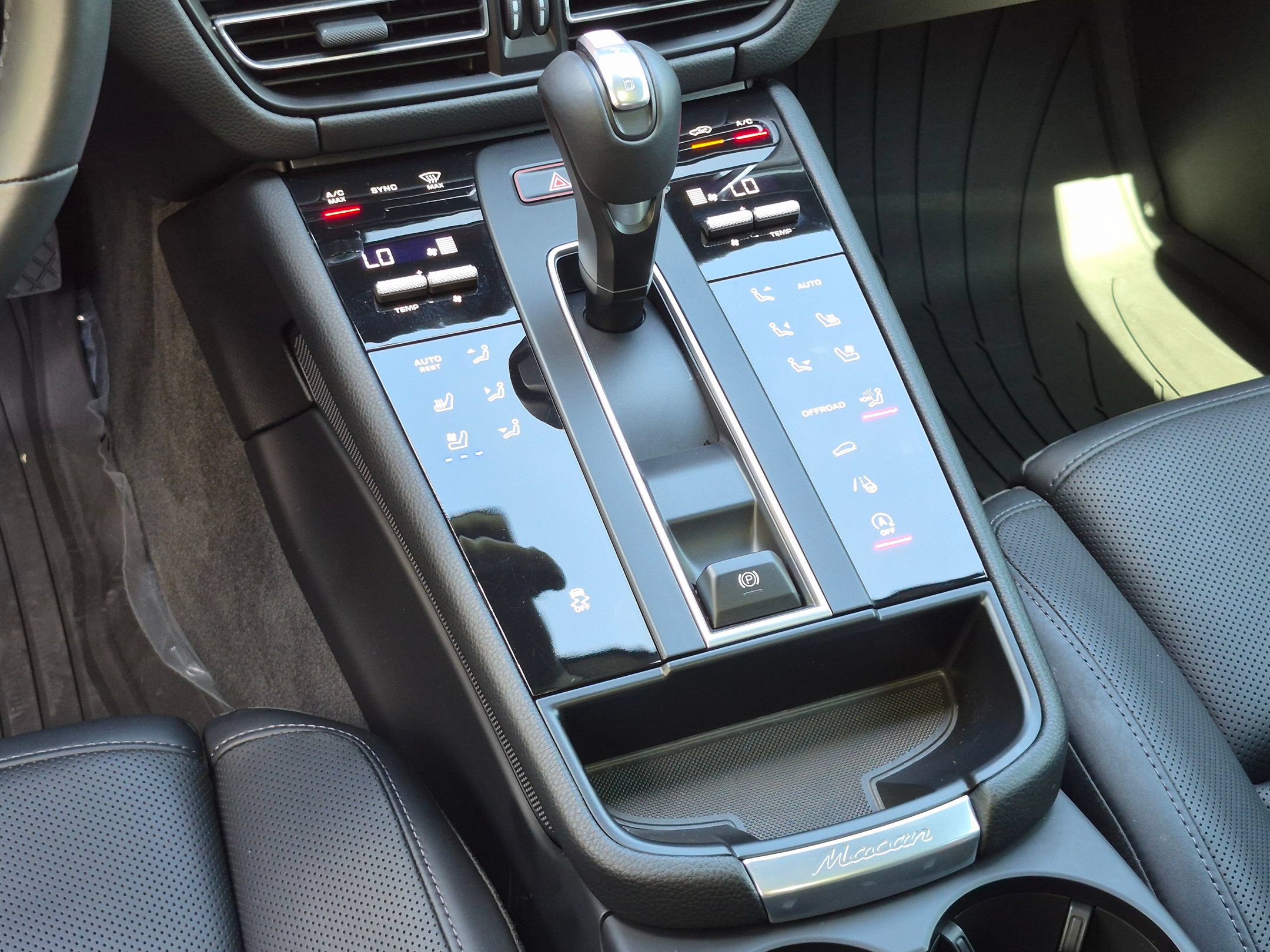 Certified 2026 Porsche Macan AWD/4WD image 18