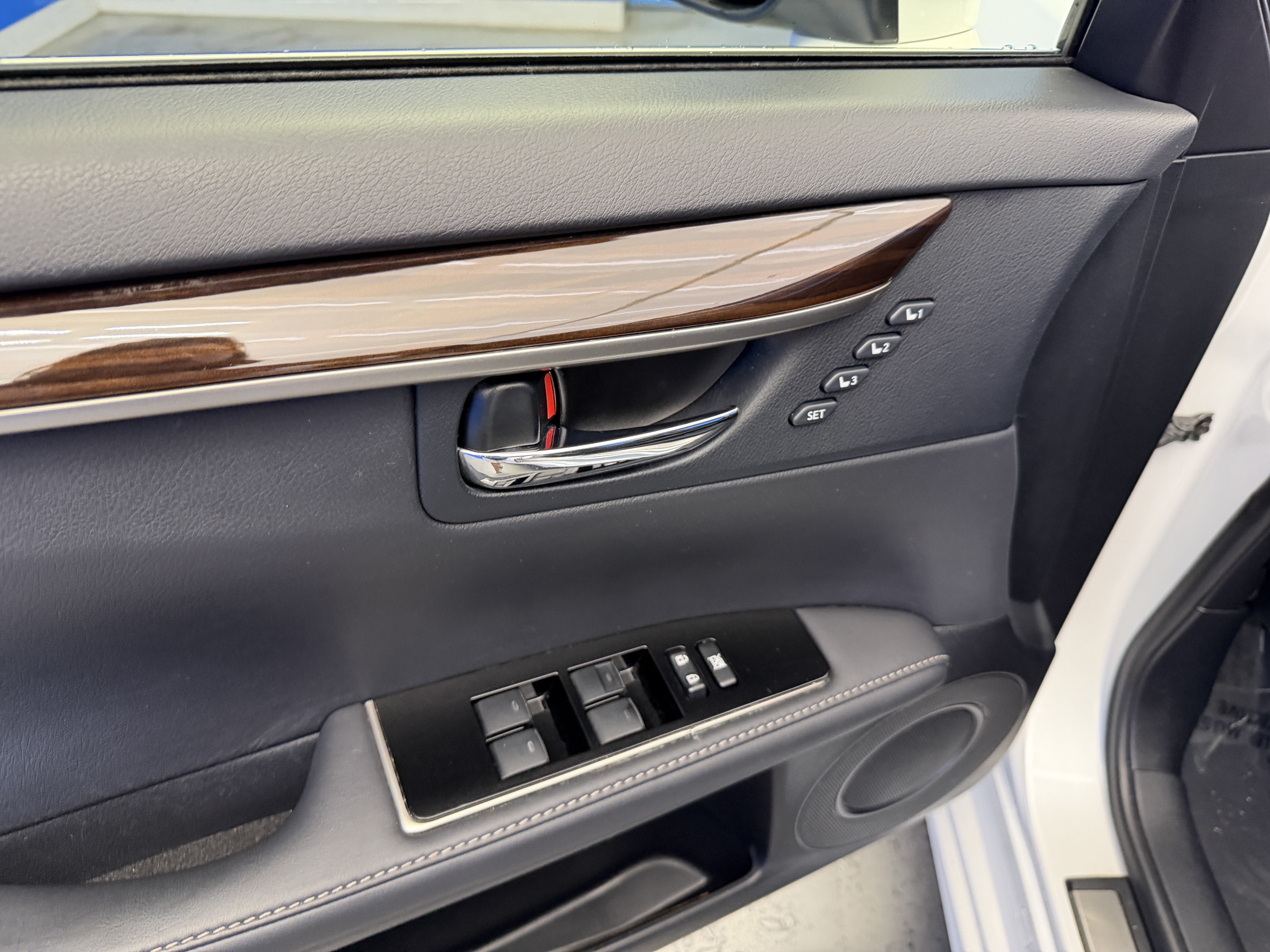 Used 2016 Lexus ES 300h w/ Luxury Package w/Wood Trim FWD image 10