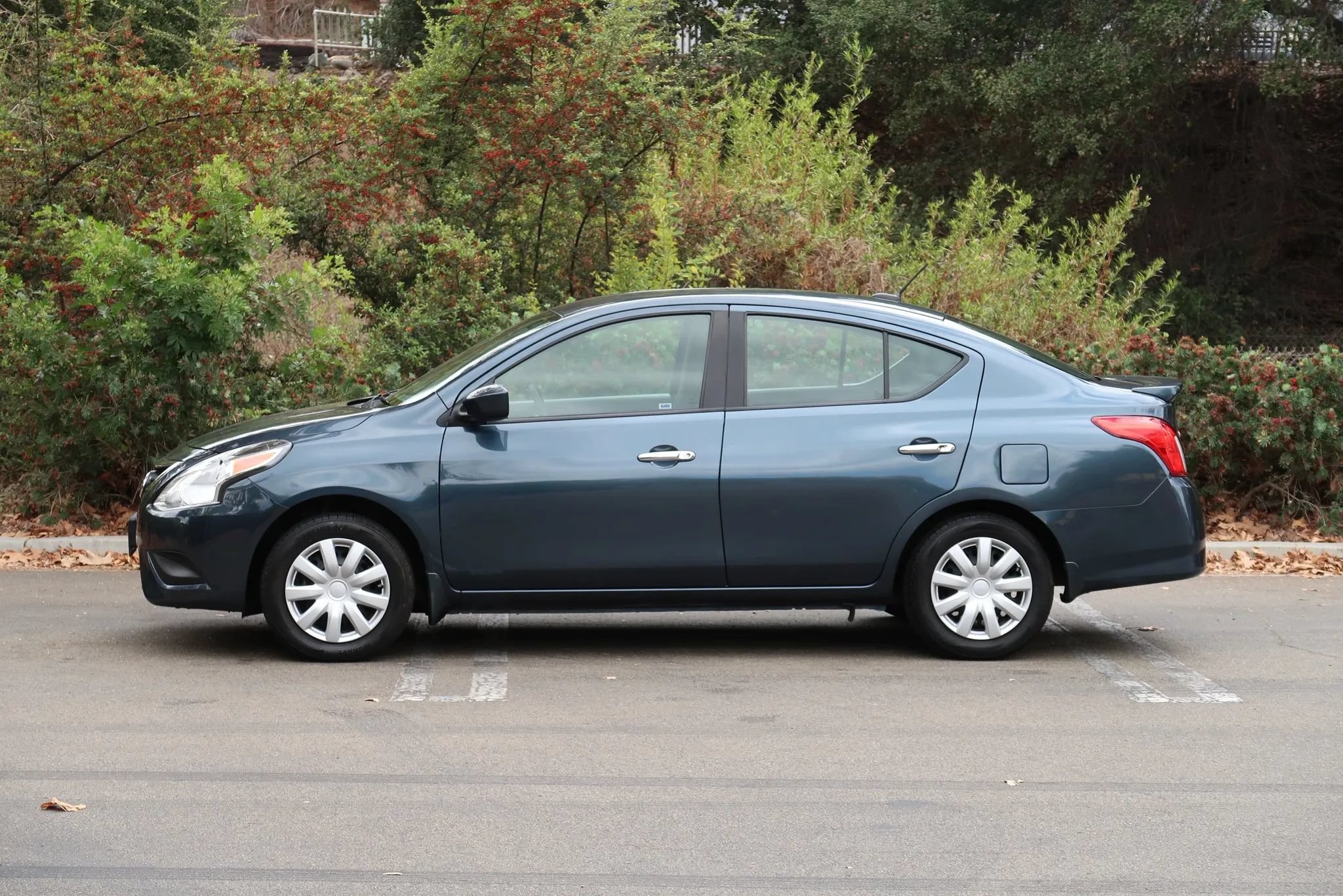 Used 2016 Nissan Versa SV w/ SV Tech Package FWD image 5
