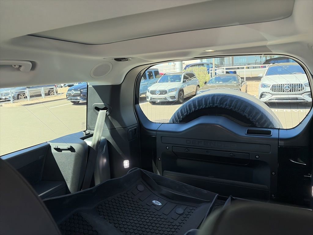 Used 2025 Land Rover Defender 130 X-Dynamic SE image 9