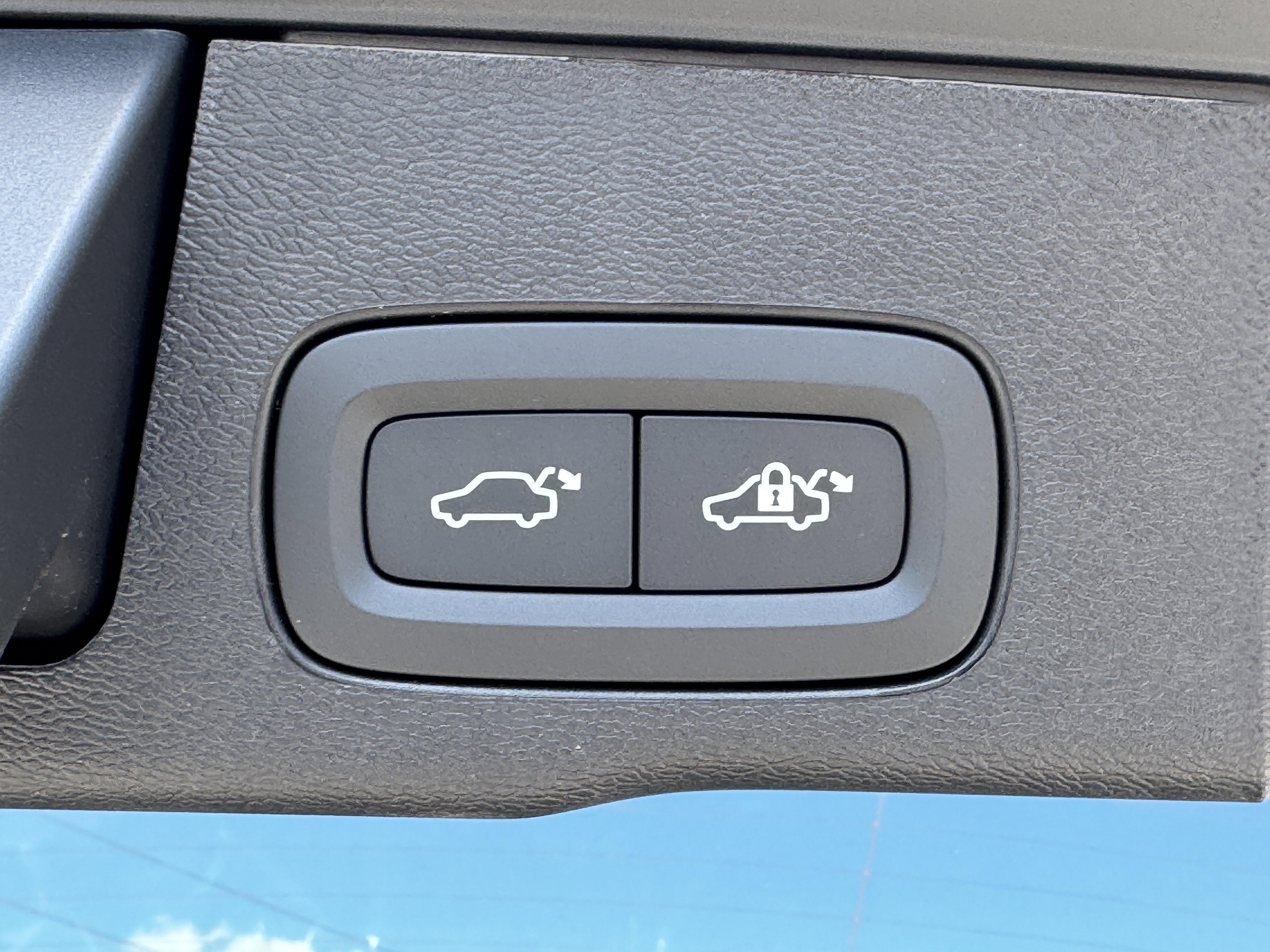New 2026 Volvo XC60 B5 Ultra w/ Protection Package image 11