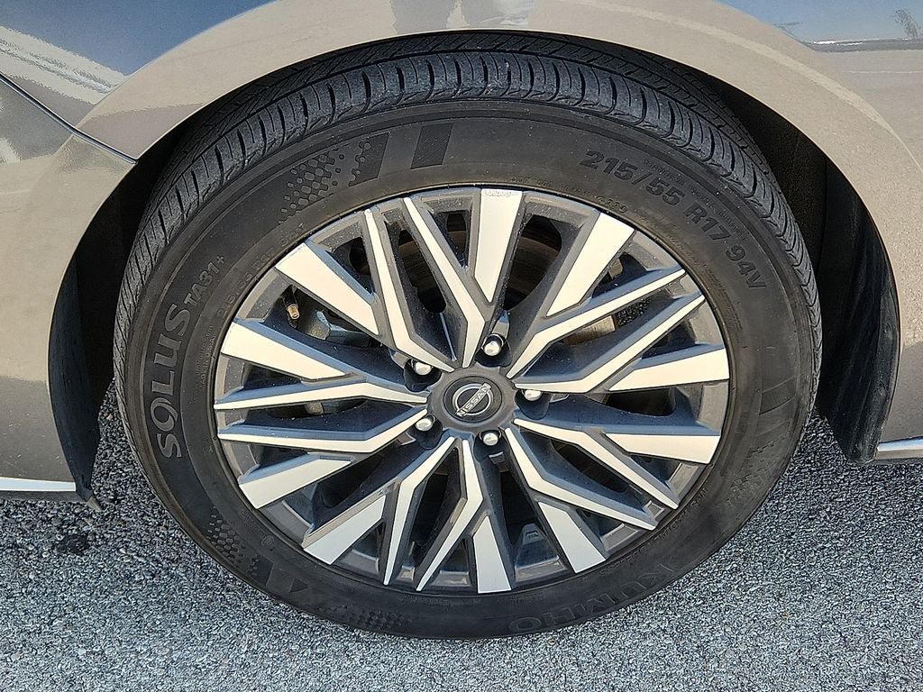 Used 2025 Nissan Altima 2.5 SV FWD image 7
