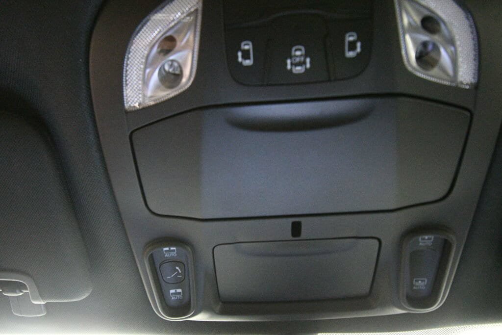 Used 2025 Chrysler Pacifica Limited FWD image 19