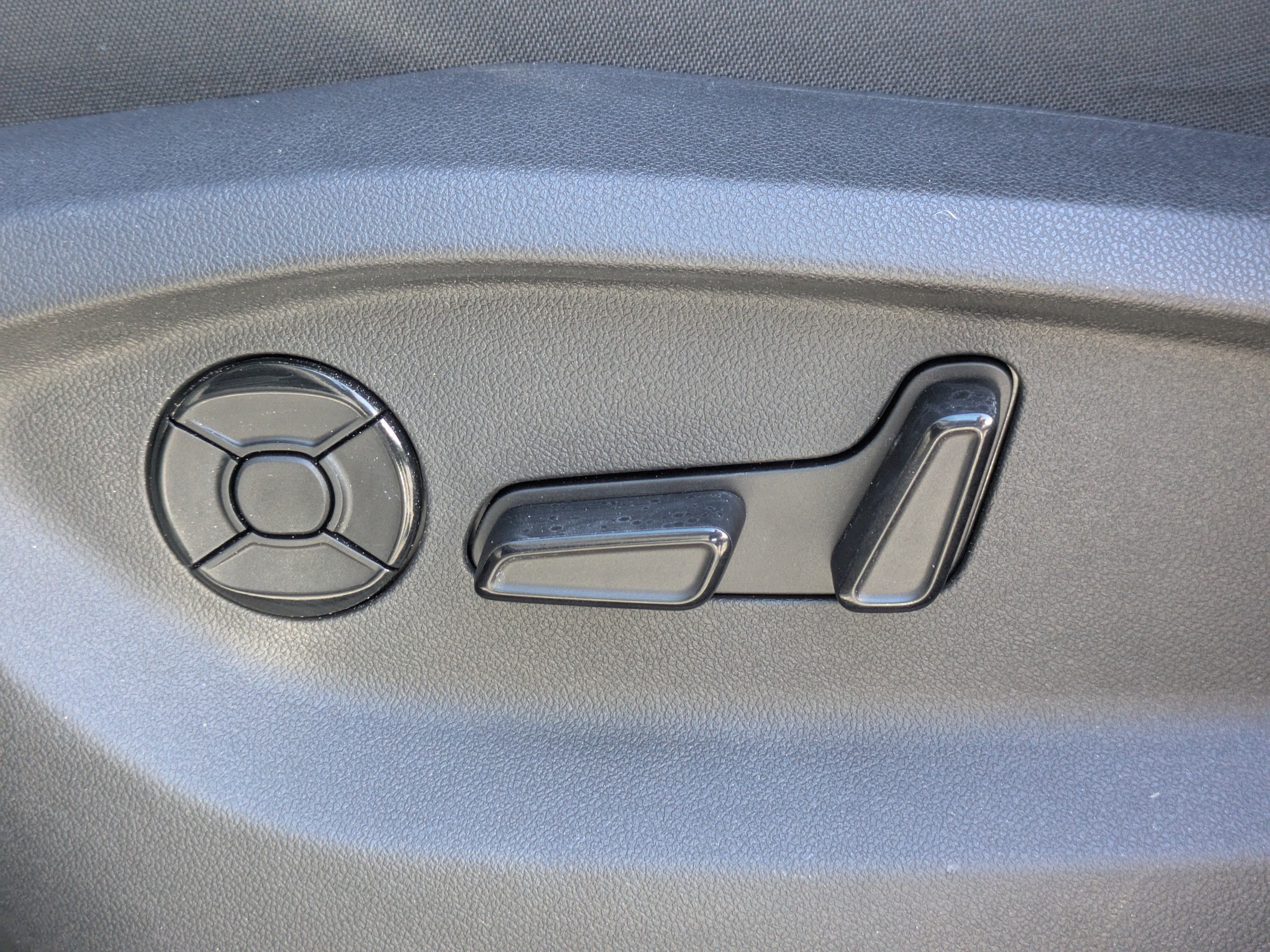Certified 2025 Volkswagen Tiguan SE FWD image 20