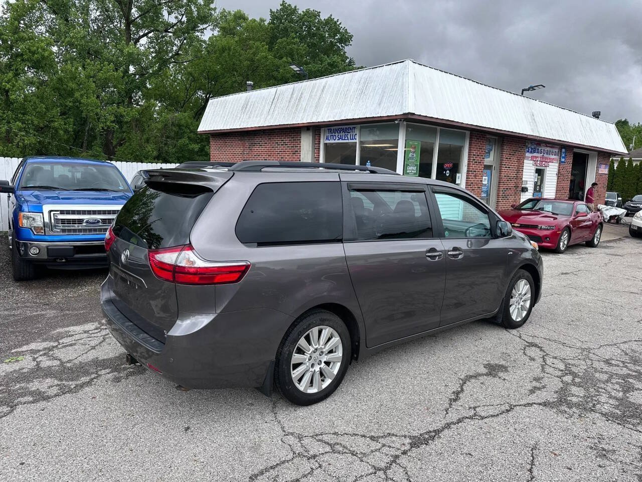 Used 2017 Toyota Sienna XLE w/ XLE Navigation Package AWD/4WD image 6