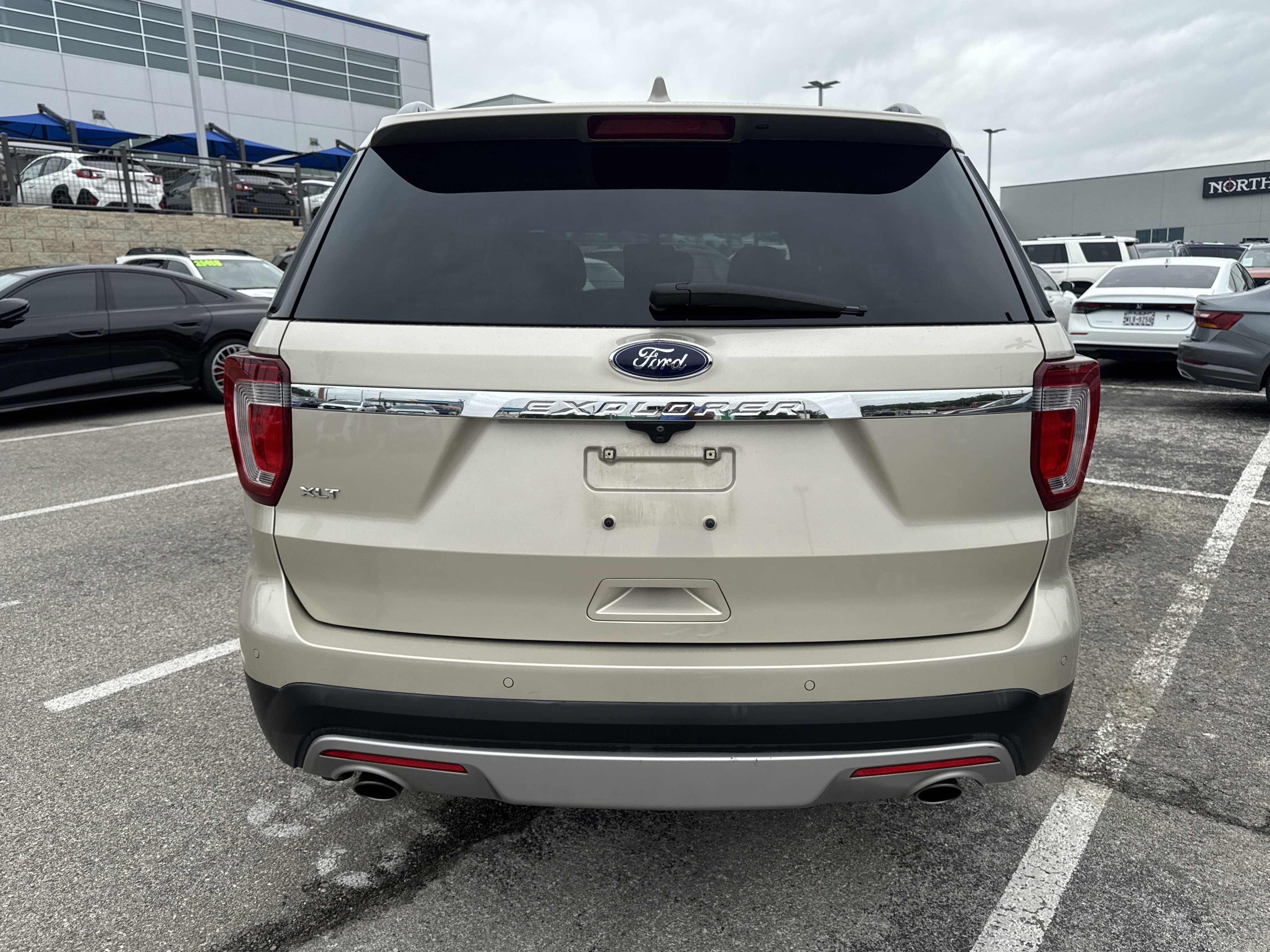 Used 2017 Ford Explorer XLT w/ Equipment Group 201A FWD image 4