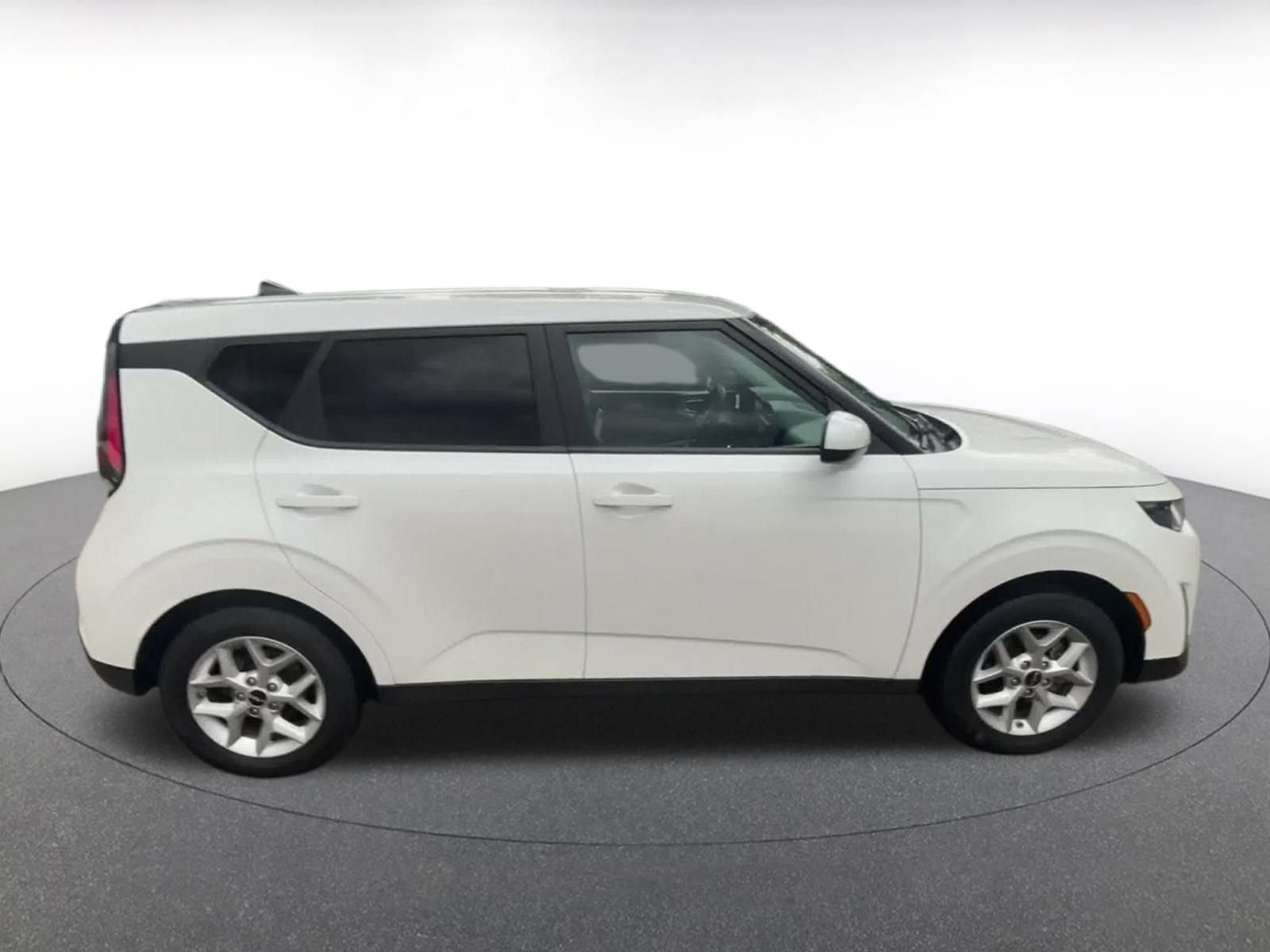 Used 2025 Kia Soul LX w/ LX Technology Package FWD image 15
