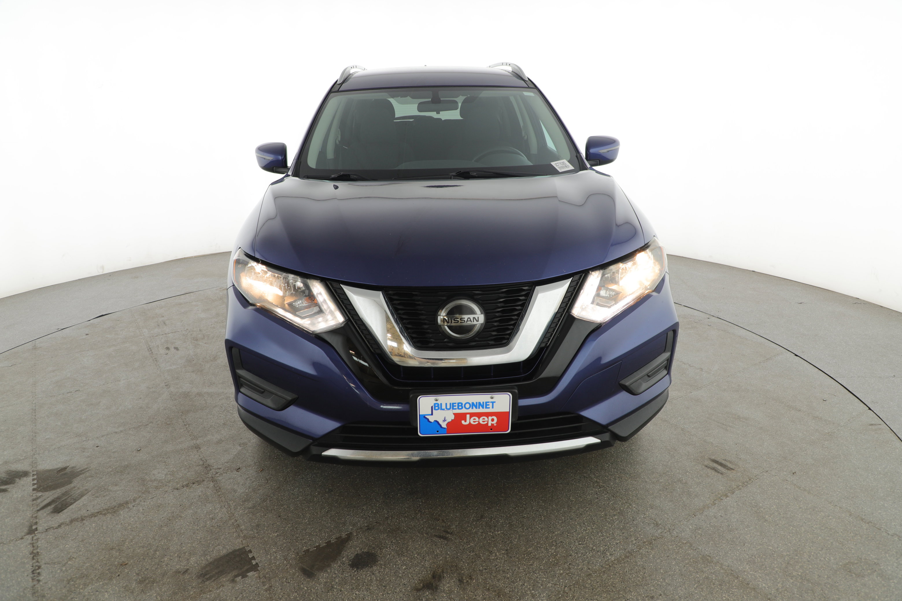 Used 2018 Nissan Rogue SV image 2