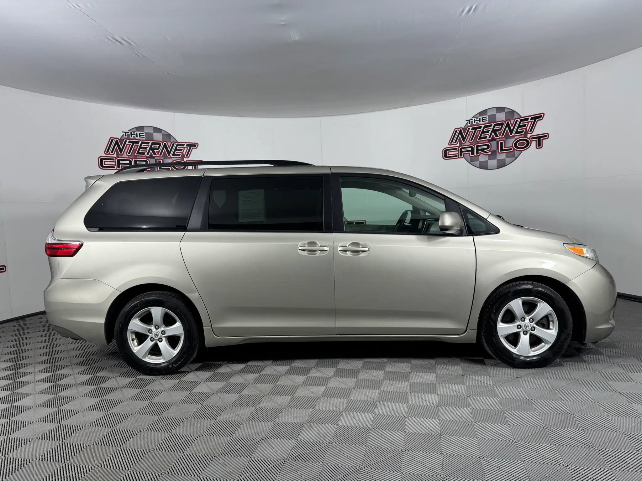 Used 2015 Toyota Sienna LE image 6