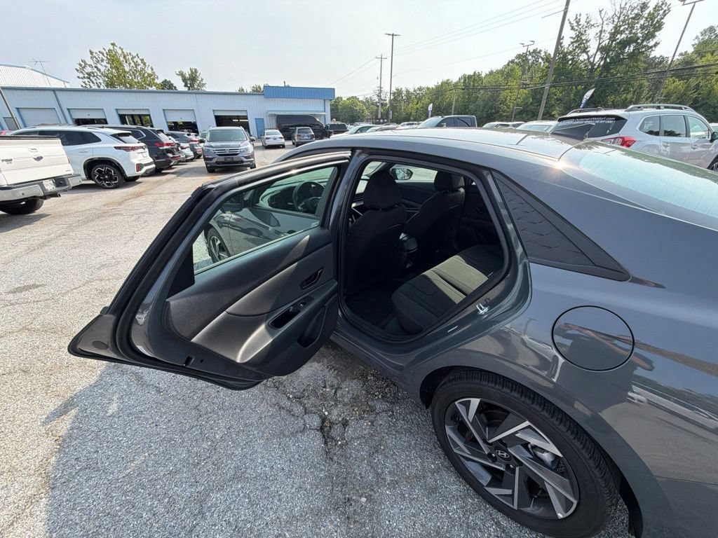Used 2025 Hyundai Elantra Sport FWD image 8