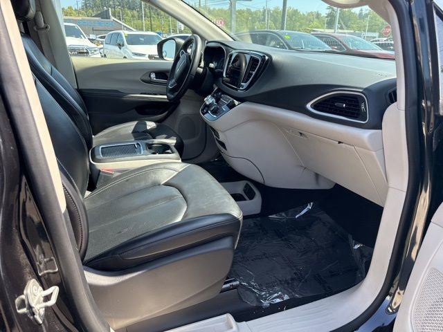Used 2023 Chrysler Pacifica Touring-L FWD image 9