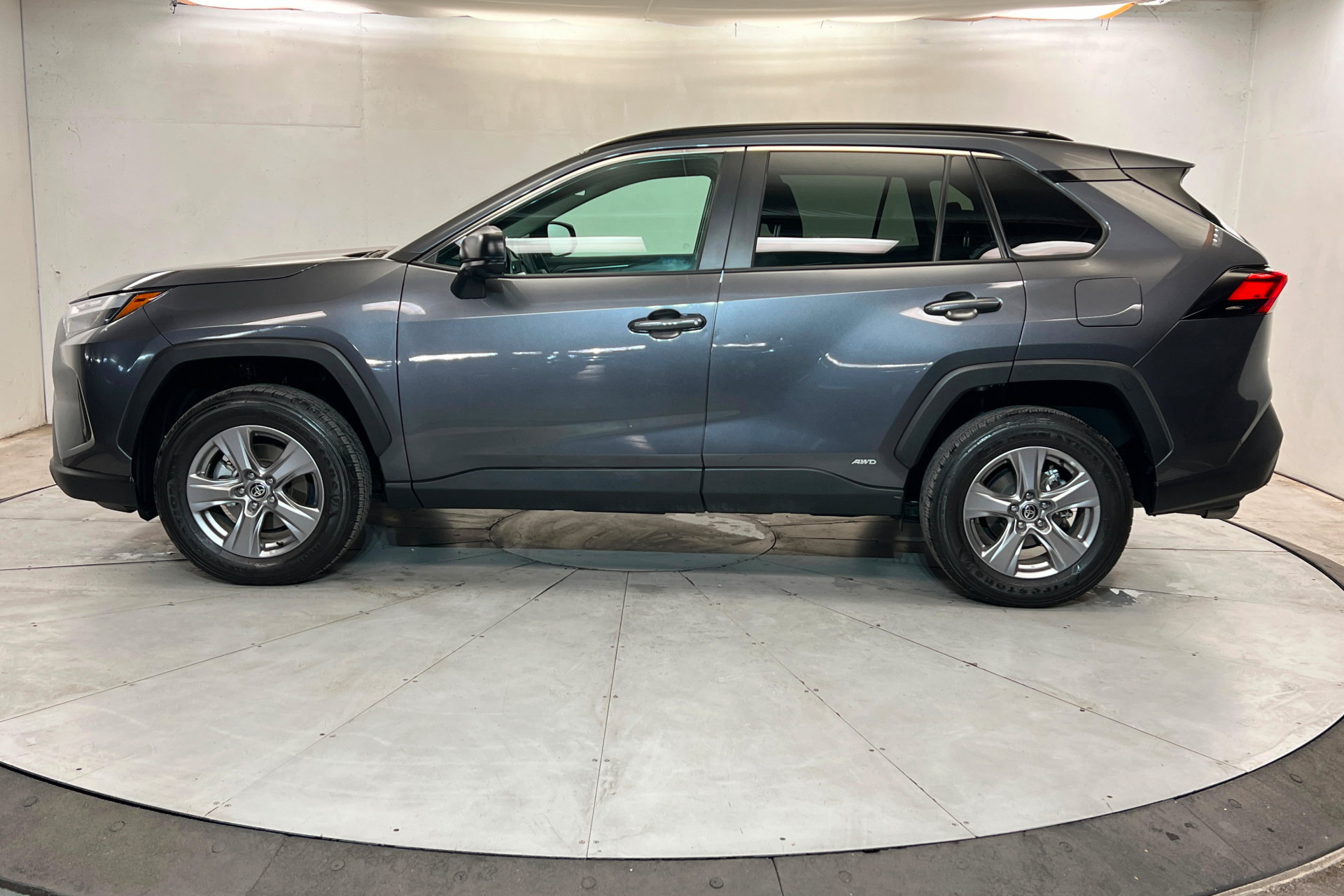 Used 2025 Toyota RAV4 LE AWD/4WD image 2