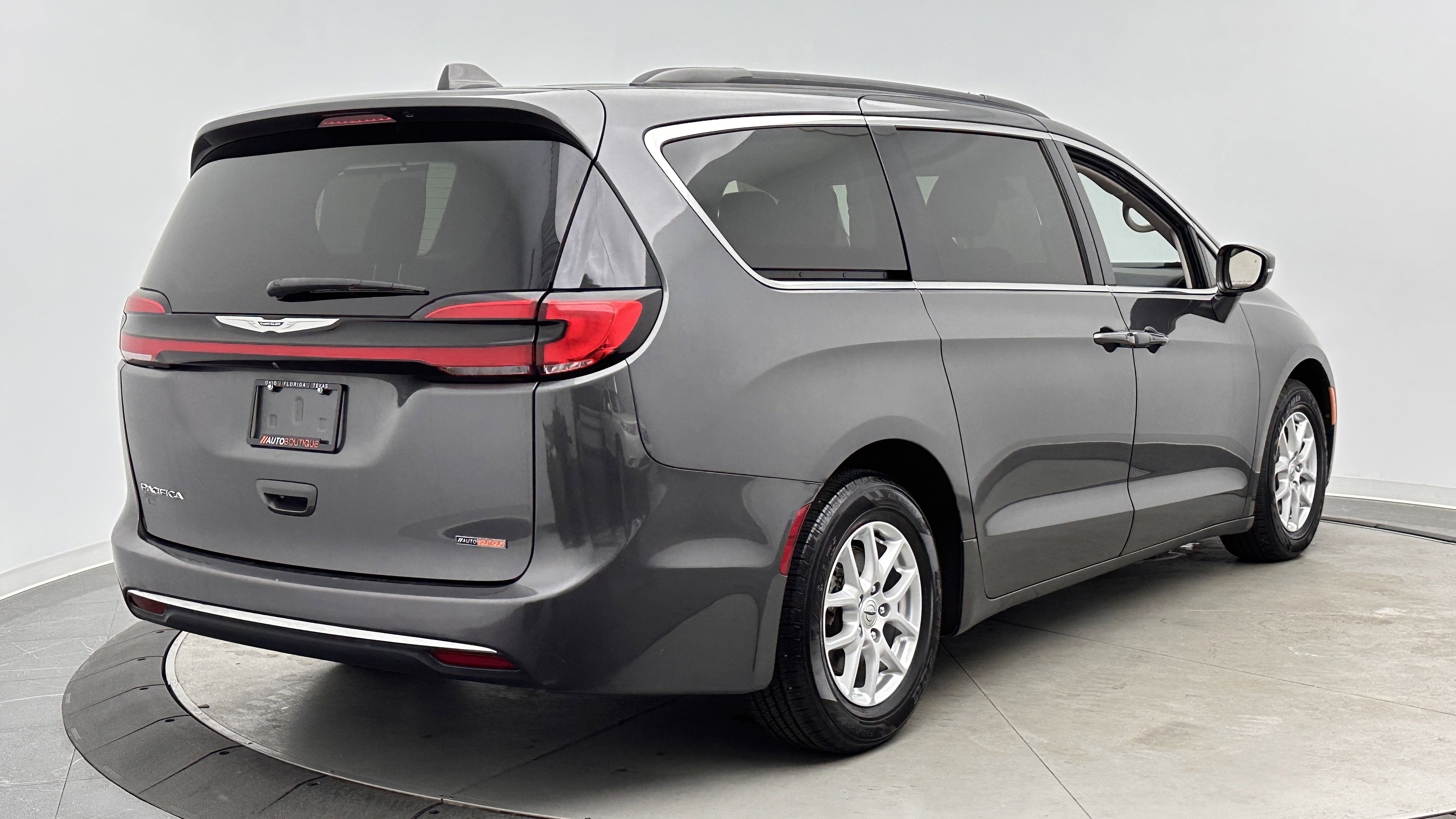 Used 2022 Chrysler Pacifica Touring-L FWD image 7