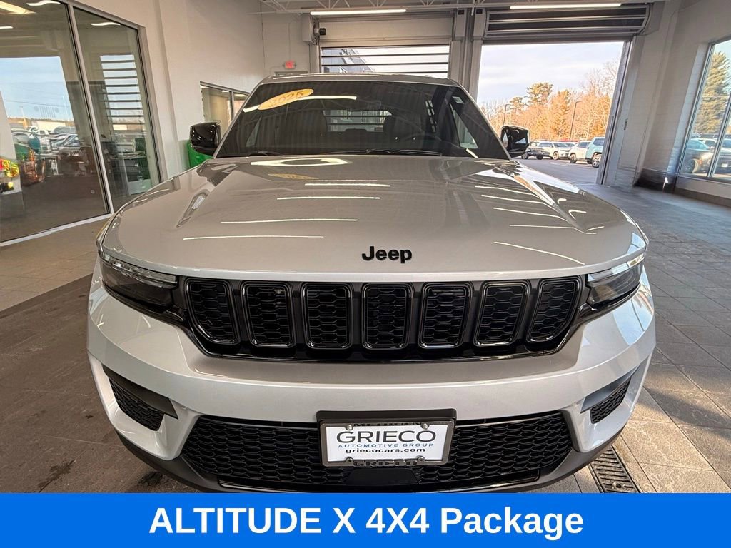 Used 2025 Jeep Grand Cherokee Altitude AWD/4WD image 3