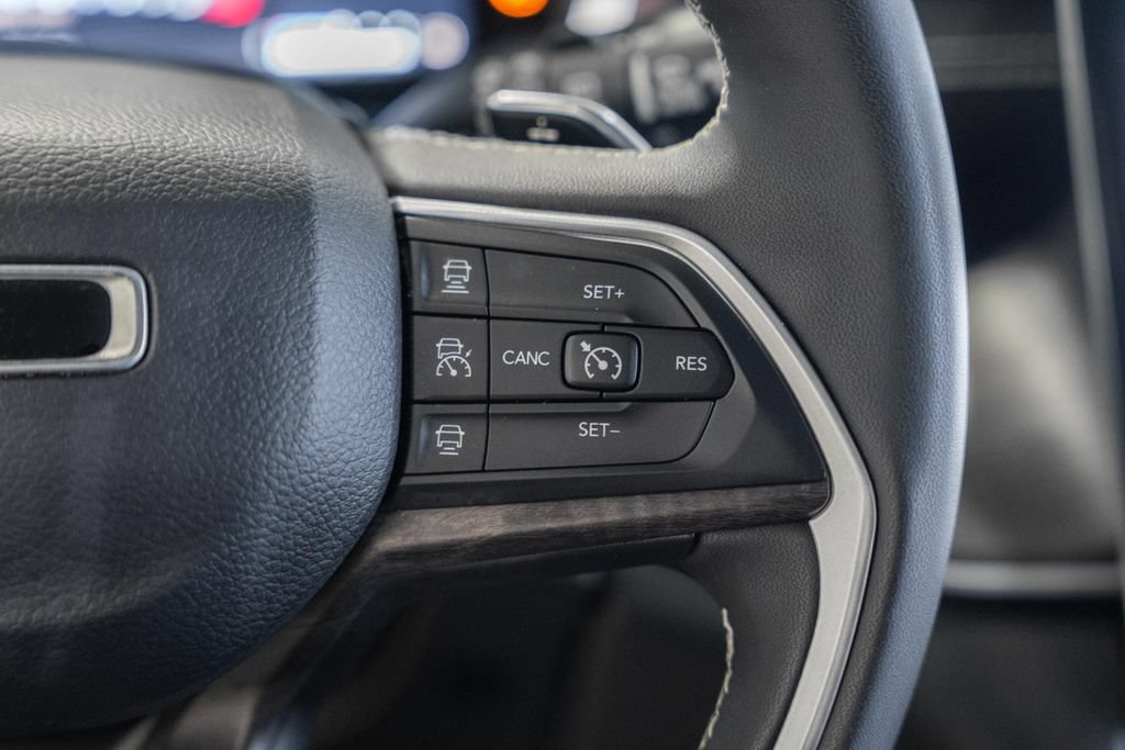 Used 2023 Jeep Grand Cherokee Limited AWD/4WD image 27