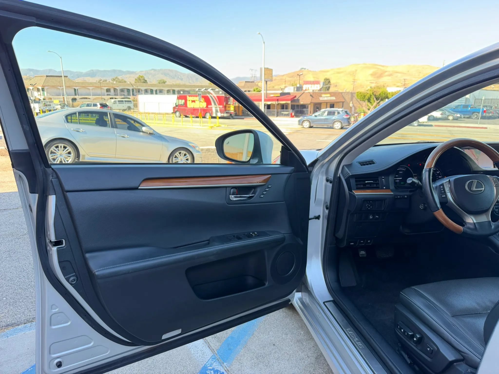 Used 2014 Lexus ES 300h w/ Premium Package w/Bamboo Trim FWD image 9