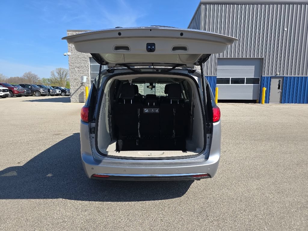 Used 2018 Chrysler Pacifica Touring-L FWD image 5