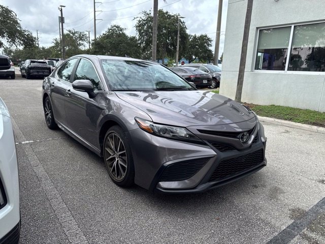 Used 2024 Toyota Camry SE w/ Cold Weather Package FWD image 7