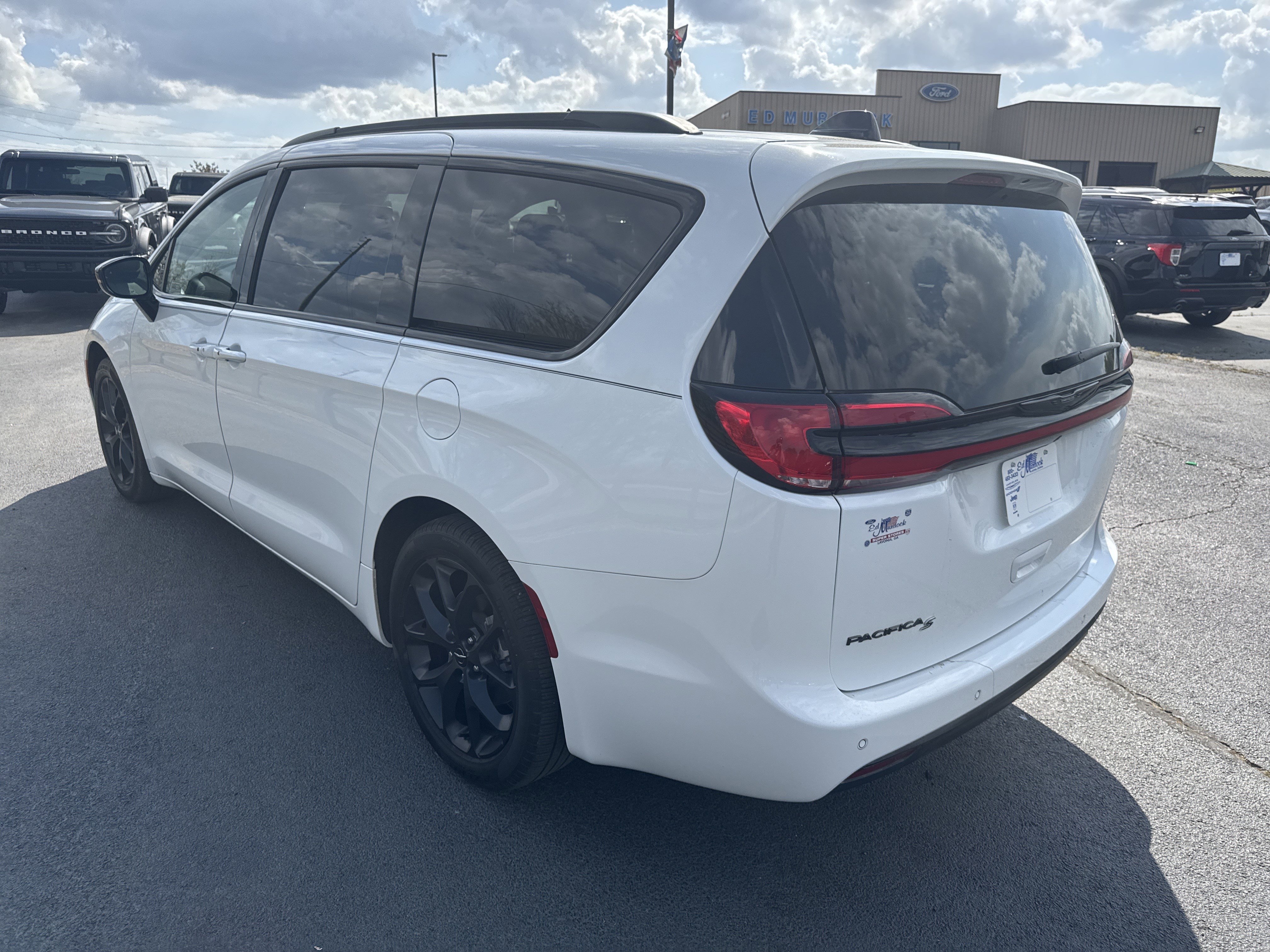 Used 2024 Chrysler Pacifica Touring-L w/ S Appearance Package image 14