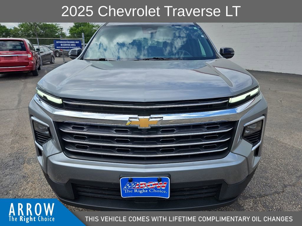 Used 2025 Chevrolet Traverse LT image 3