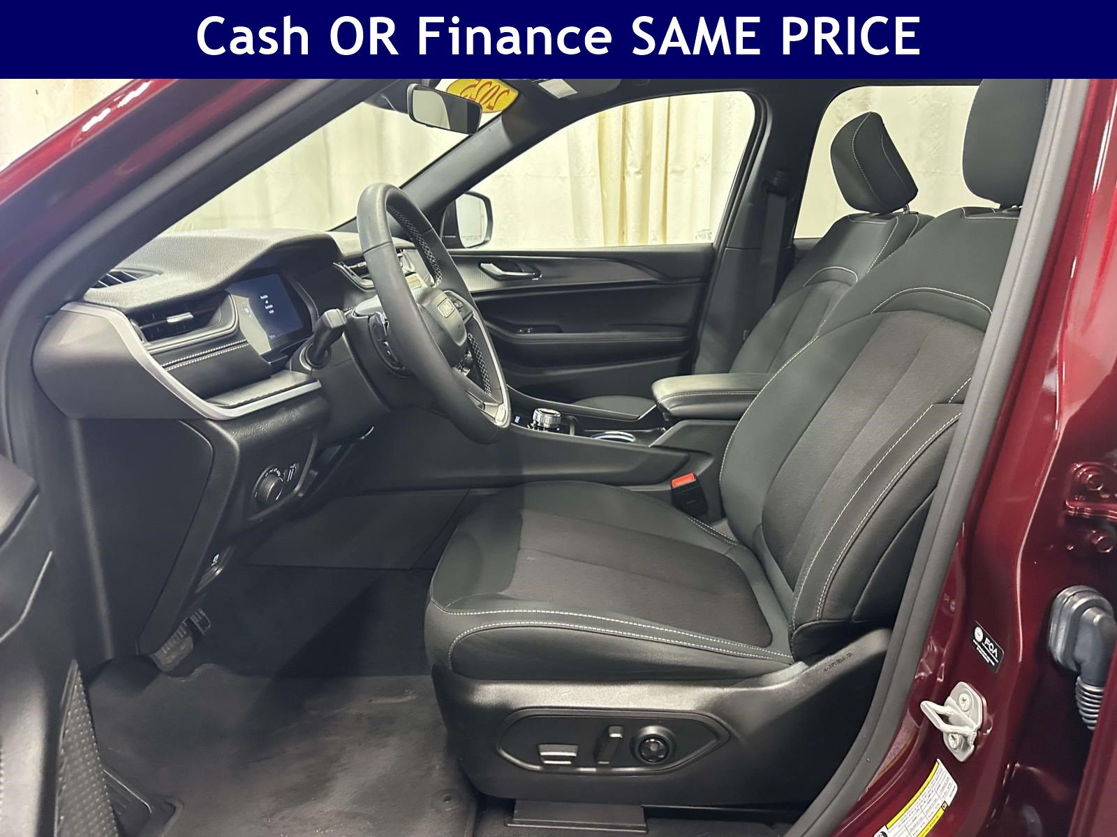 Used 2025 Jeep Grand Cherokee Laredo X w/ Luxury Tech Group I AWD/4WD image 13