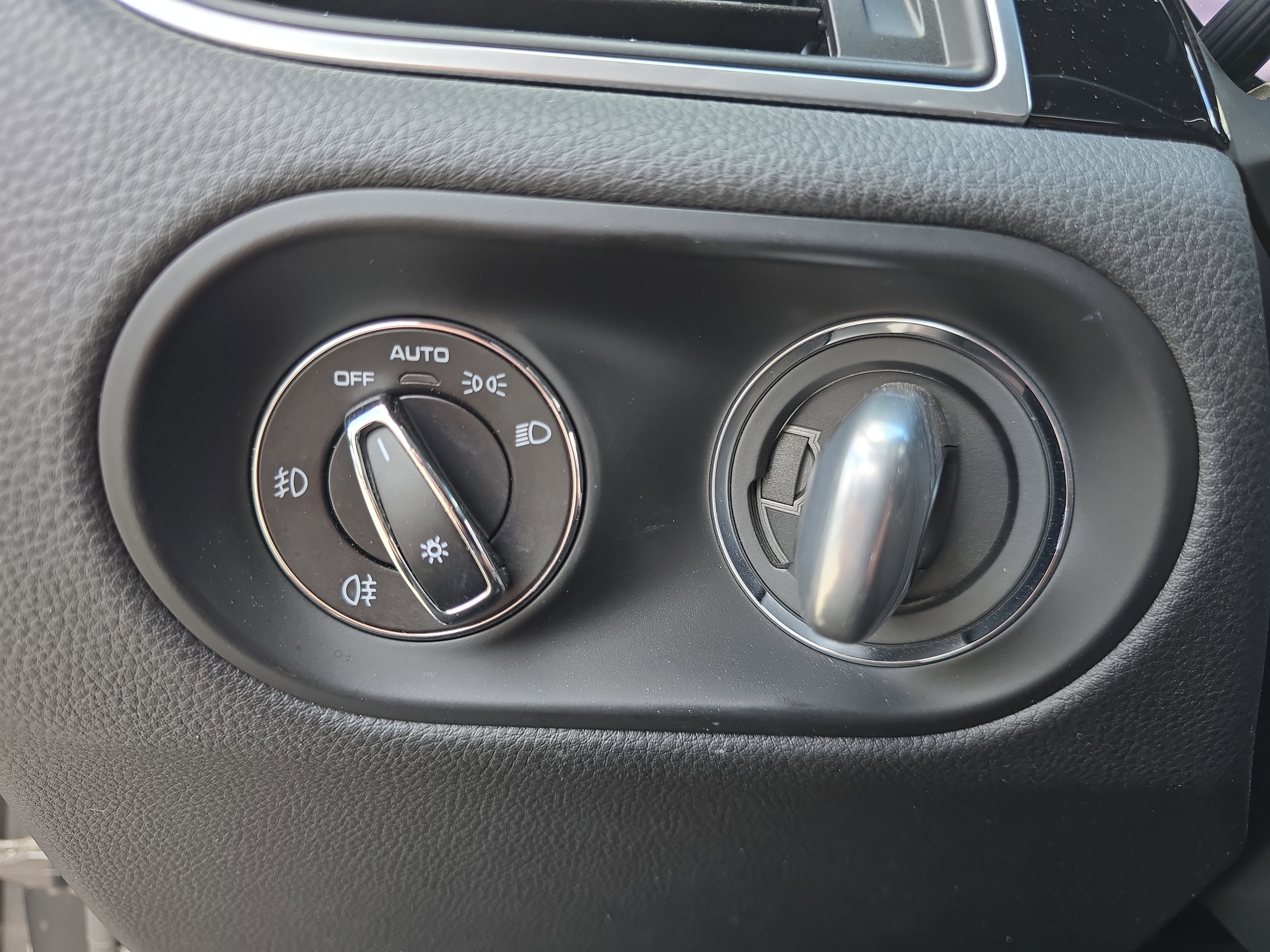 Used 2018 Porsche Macan AWD/4WD image 26