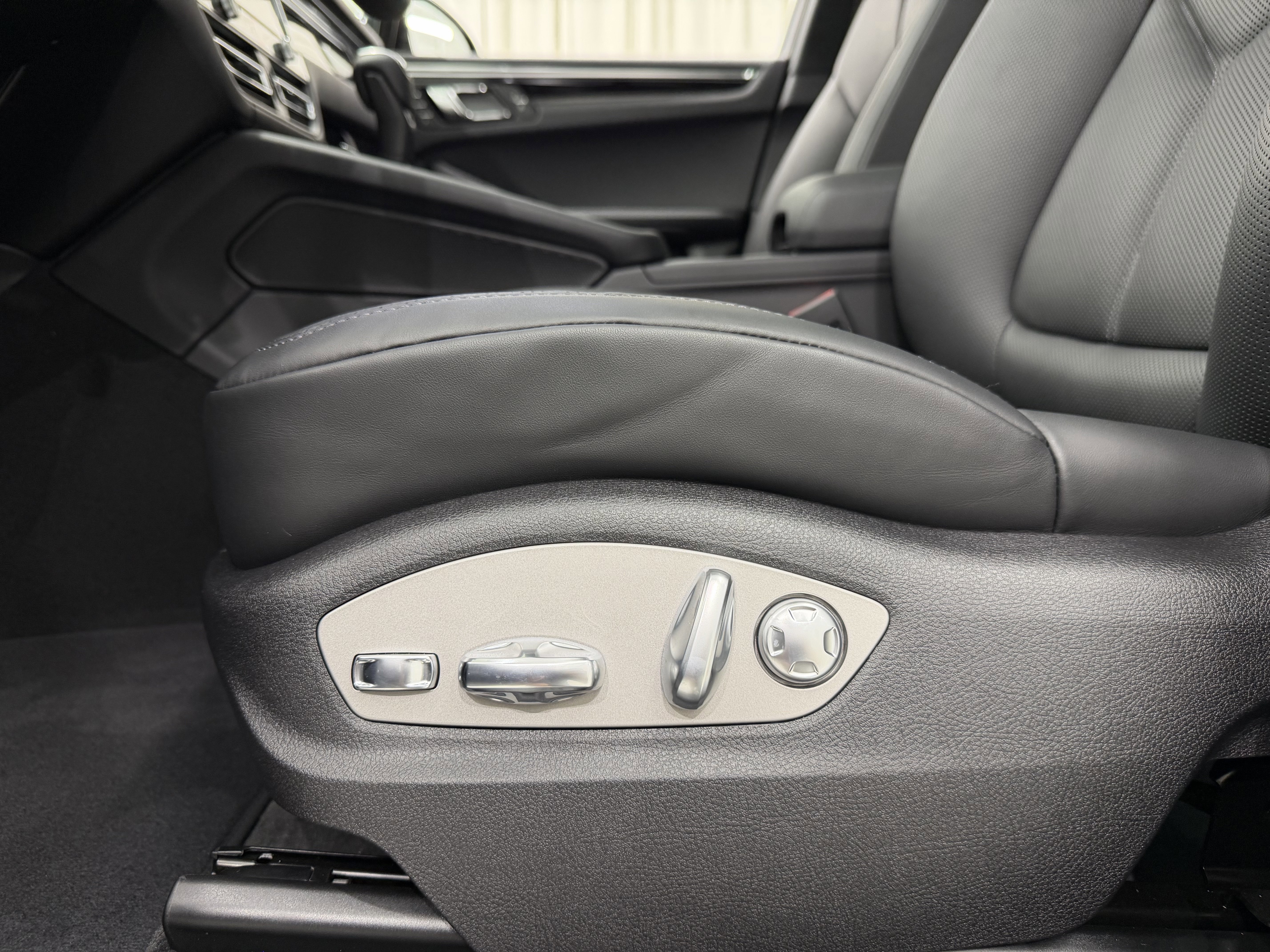 New 2026 Porsche Macan image 32
