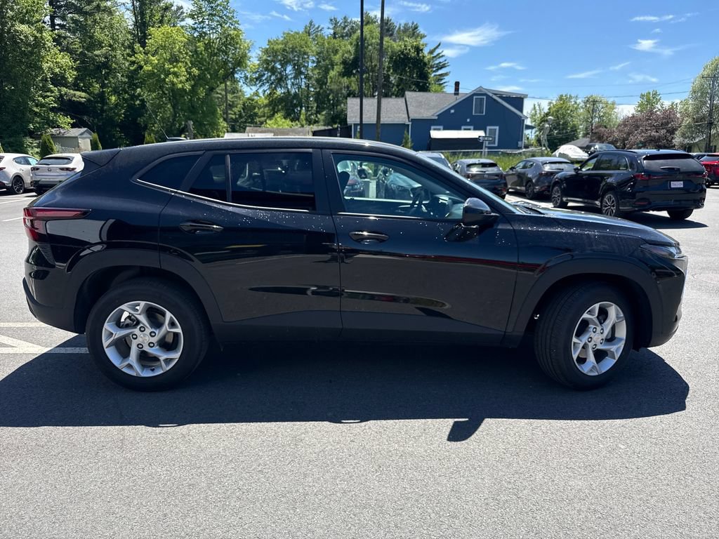 Used 2026 Chevrolet Trax LS w/ LS Convenience Package FWD image 6