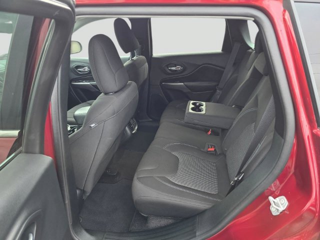 Used 2019 Jeep Cherokee Latitude w/ Popular Appearance Group FWD image 16
