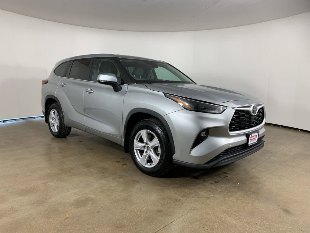 Used 2023 Toyota Highlander LE image 5