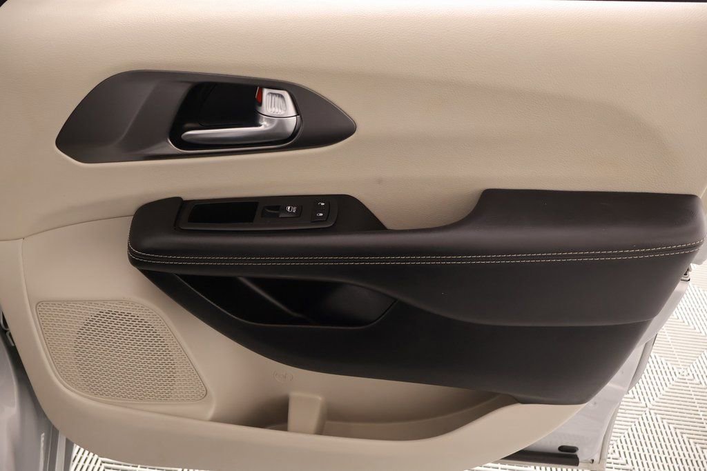 Used 2024 Chrysler Pacifica Touring-L image 17