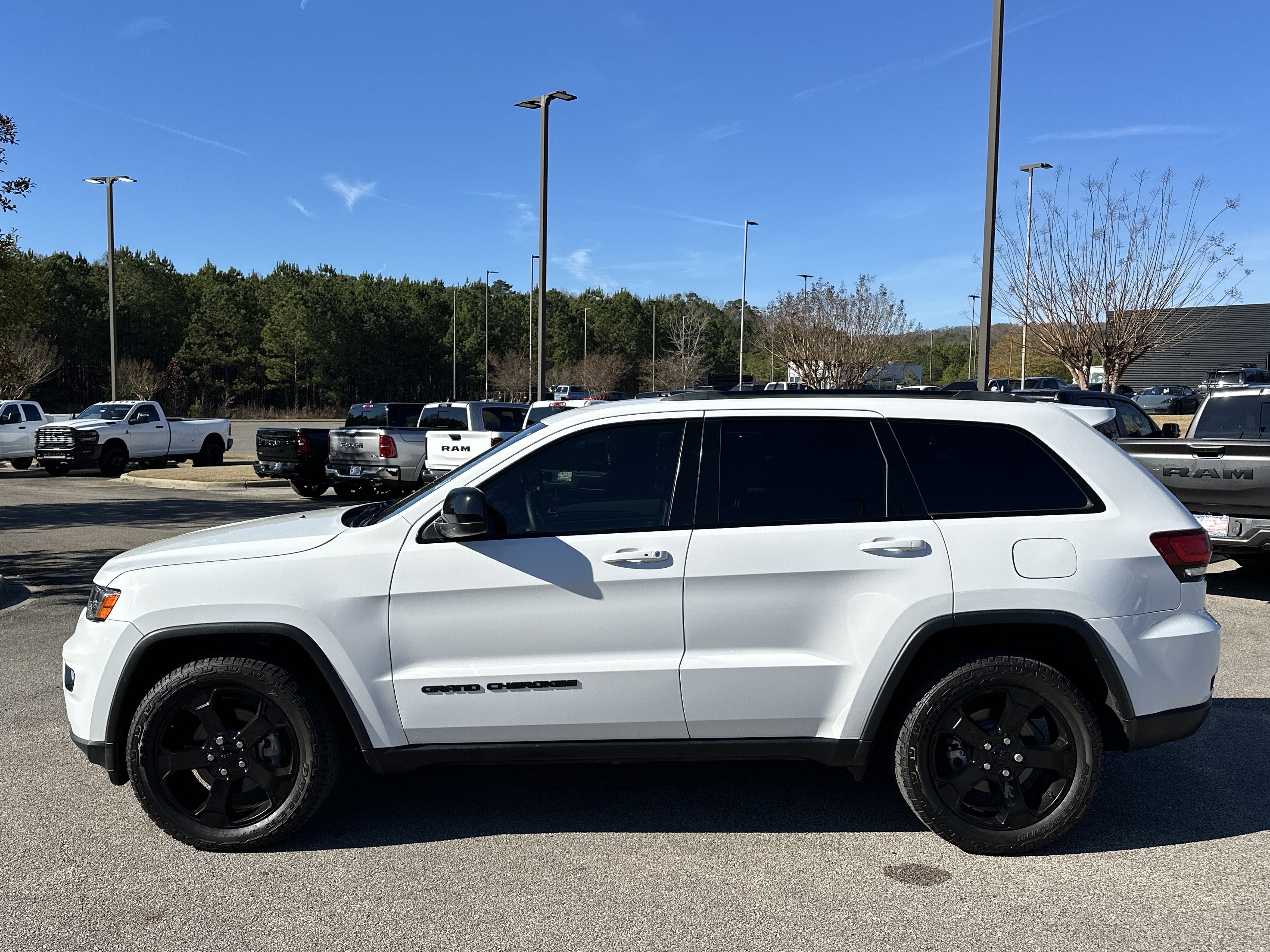 Used 2019 Jeep Grand Cherokee Laredo image 4