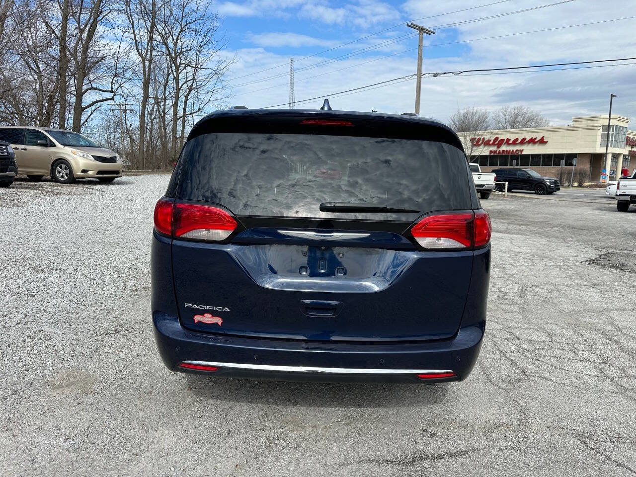 Used 2018 Chrysler Pacifica Touring-L w/ Tire & Wheel Group image 4