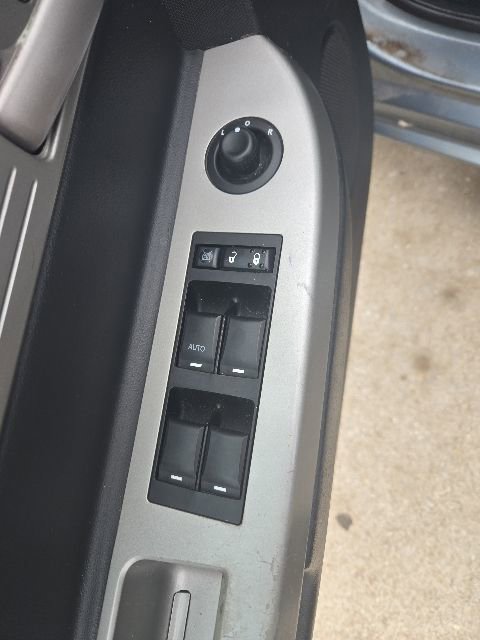 Used 2010 Chrysler Sebring Touring FWD image 5