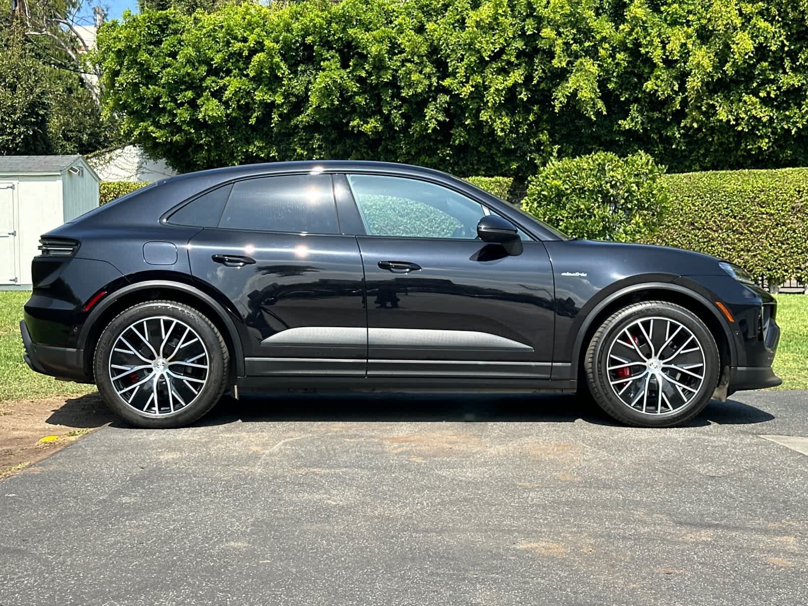 Certified 2025 Porsche Macan 4S Electric AWD/4WD image 9