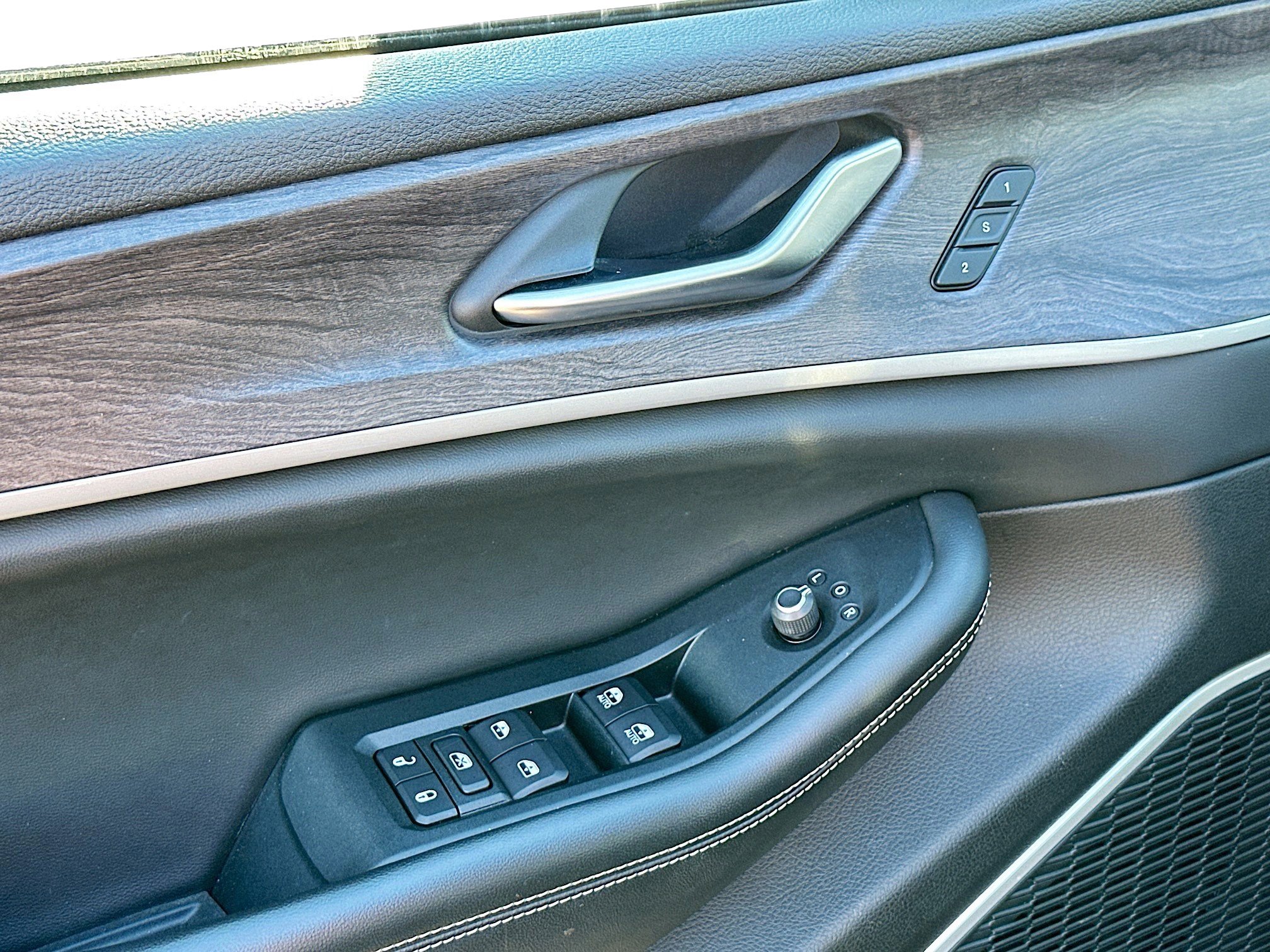 Used 2023 Jeep Grand Cherokee L Limited w/ Black Appearance Package image 15