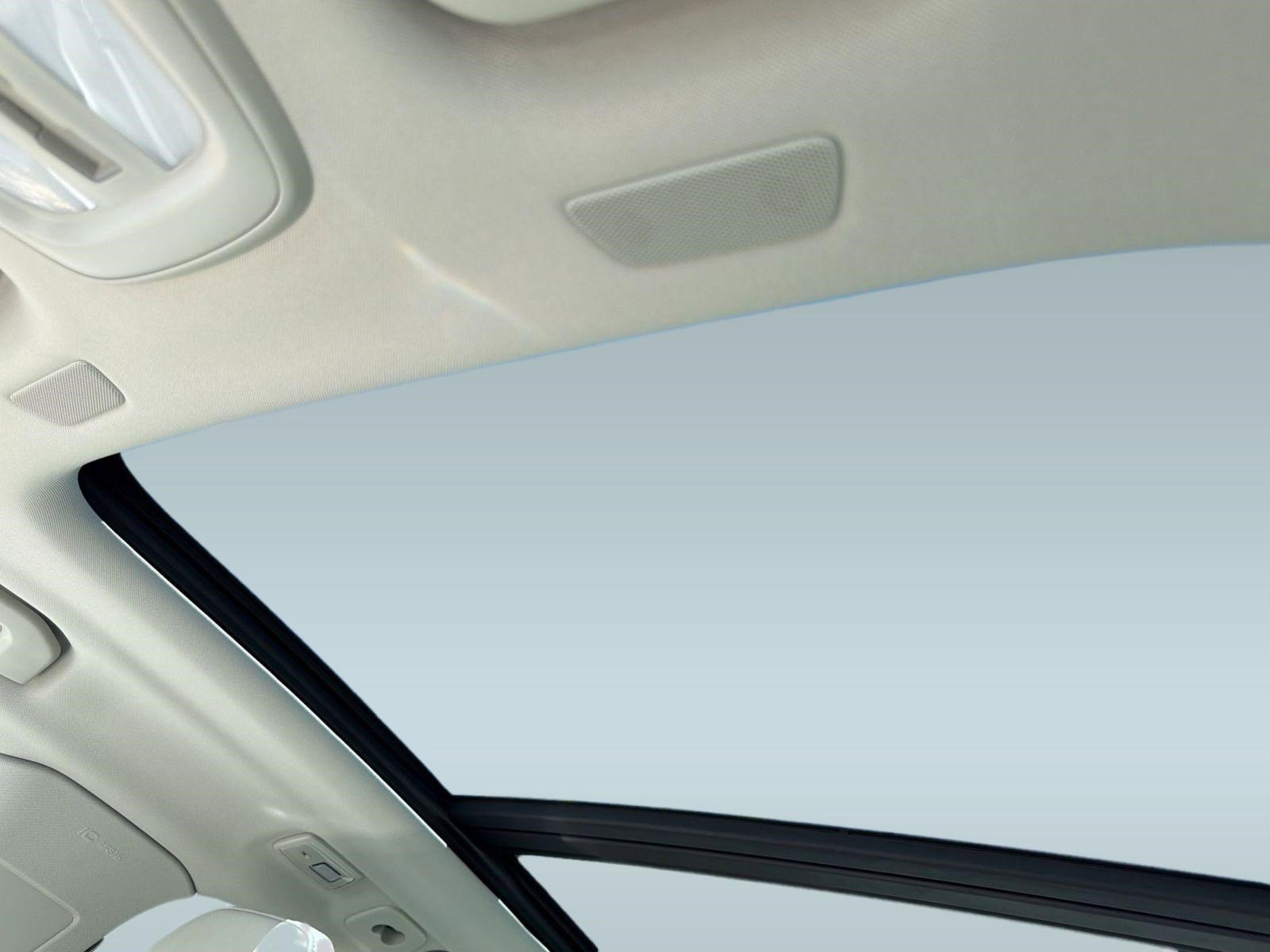 Used 2023 Volvo XC60 B5 Ultimate w/ Protection Package Premier image 15