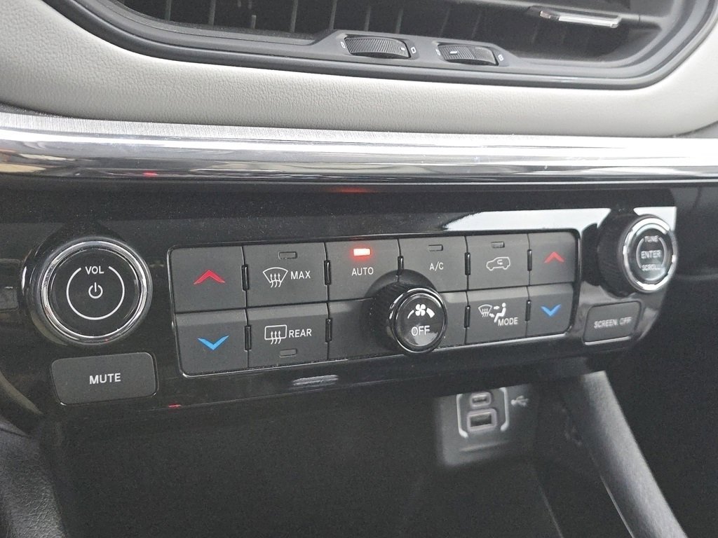 Used 2022 Jeep Compass Limited image 34